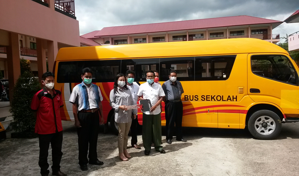 PT Sentosa Laju Energy Provides Assistance School Buses in Kalimantan